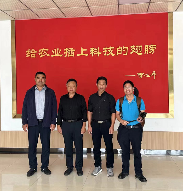 廣東省普寧市農(nóng)科所馮順洪所長、國家甘薯產(chǎn)業(yè)技術(shù)體系濟寧綜合實驗站黃成星站長來金藤公司指導