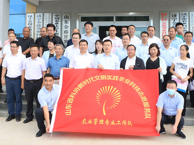農(nóng)業(yè)管理工作隊(duì)實(shí)地考察